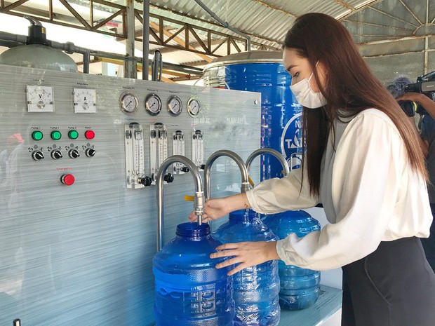 hoa hau tieu vy trao hien vat tri gia 400 trieu phong dich covid-19 hinh 2