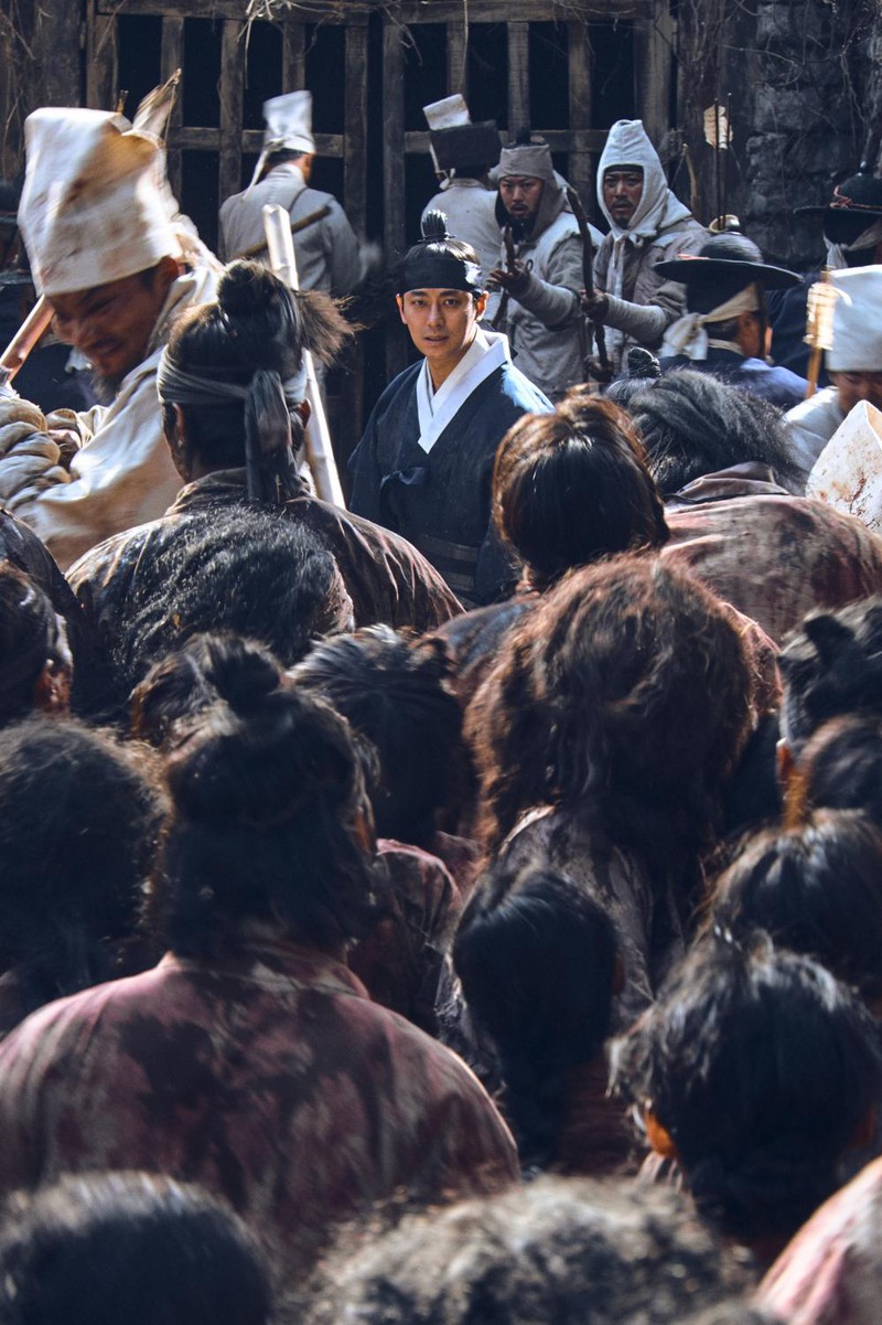 vi sao khan gia phat cuong bom tan kinh di xac song "kingdom"? hinh 9