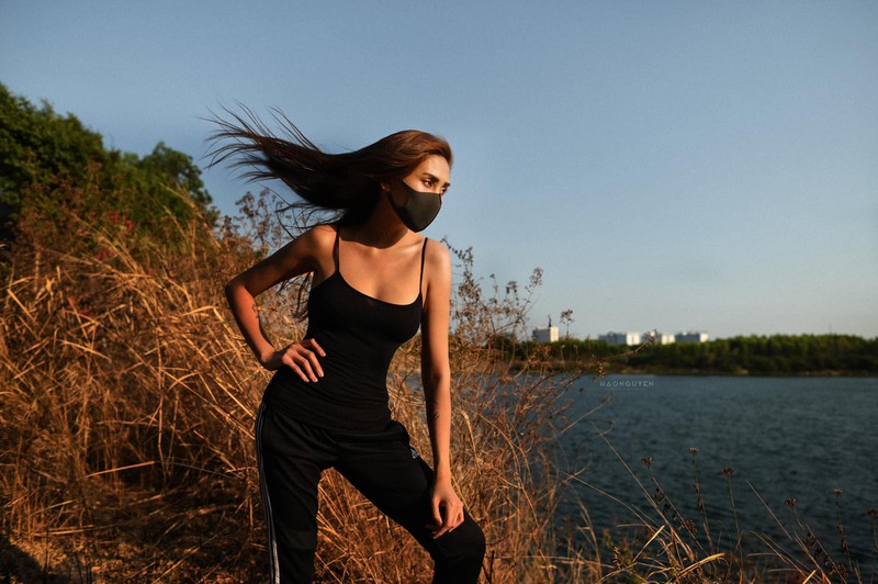 vo hoang yen gay sot khi tro tai vua catwalk vua rua tay o khu cach ly hinh 1