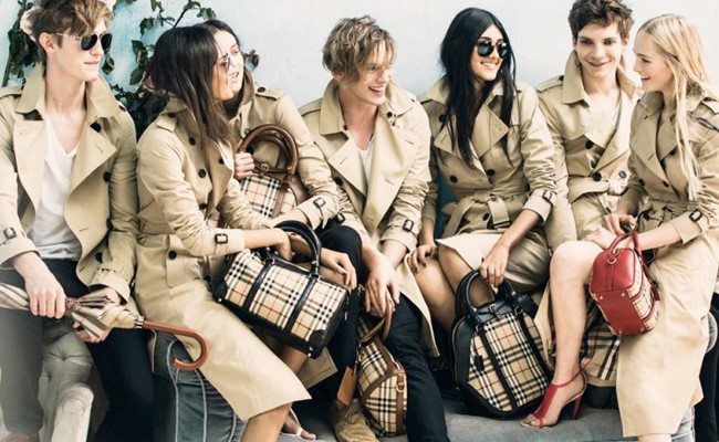 burberry lay vai may ao khoac noi tieng de san xuat do bao ho chong dich hinh 2