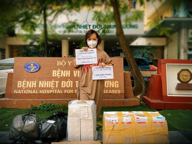 tuan hung ung ho 10.000 khau trang y te cho bac si benh vien bach mai hinh 3