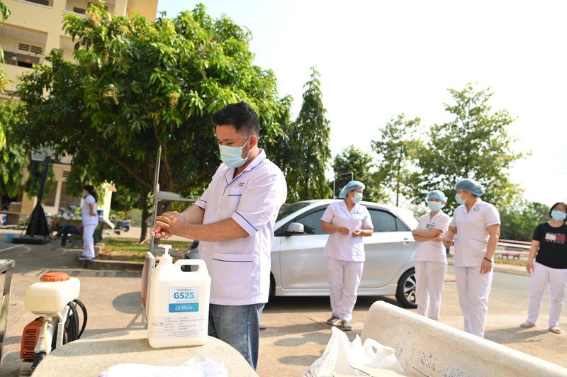 vo hoang yen tang 1000 khau trang cho khu cach ly truoc khi tro ve nha hinh 2