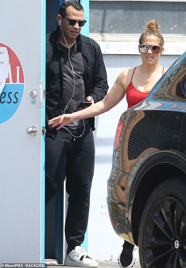 jennifer lopez di tap gym giua luc dich covid-19 bung phat o my hinh 1