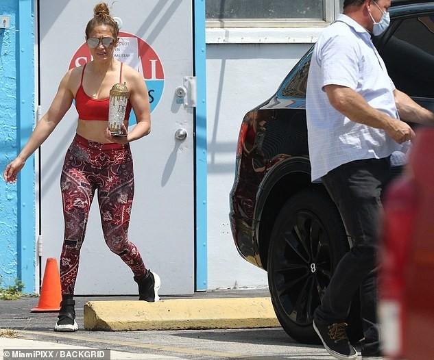jennifer lopez di tap gym giua luc dich covid-19 bung phat o my hinh 4