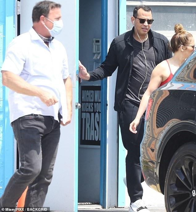 jennifer lopez di tap gym giua luc dich covid-19 bung phat o my hinh 6