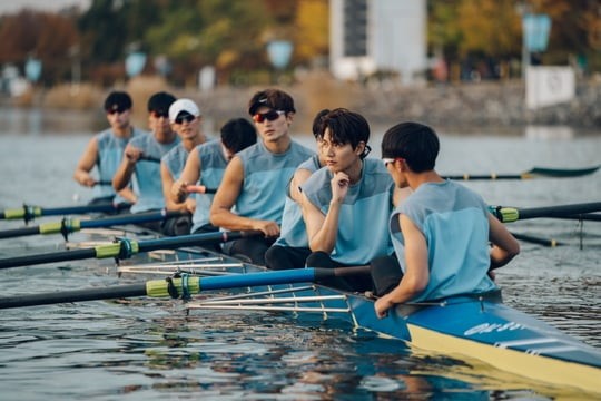lee min ho mac ao mong lo than hinh san chac giua thoi tiet lanh gia hinh 1