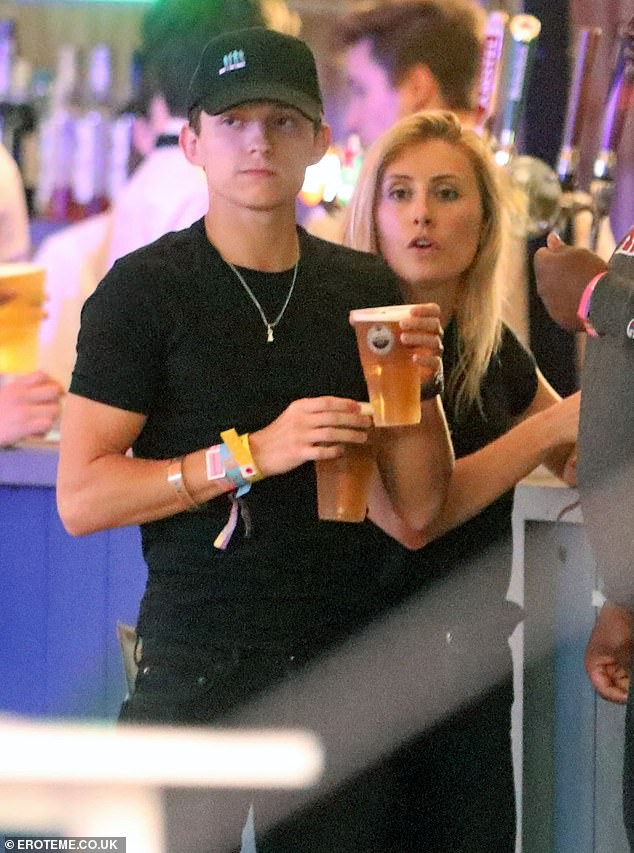 "nguoi nhen" tom holland chia tay ban gai sau gan 1 nam hen ho hinh 1
