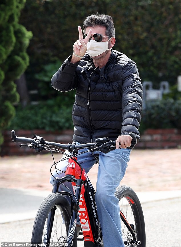 "ong trum" simon cowell cung ban gai kem 18 tuoi vui ve dap xe dao pho  hinh 1