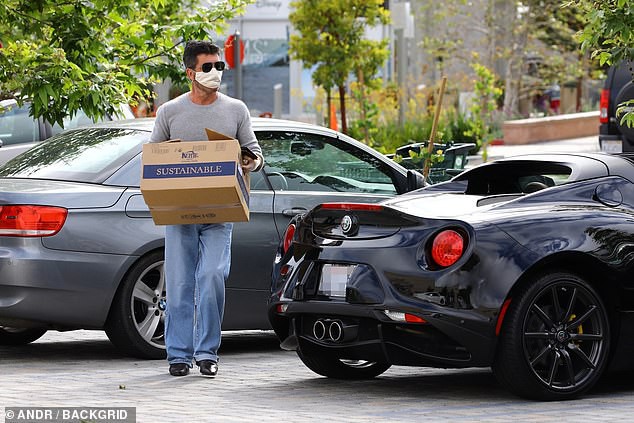 "ong trum" simon cowell cung ban gai kem 18 tuoi vui ve dap xe dao pho  hinh 7