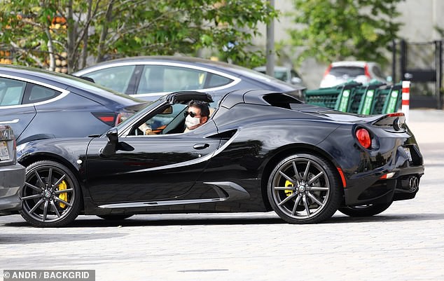 "ong trum" simon cowell cung ban gai kem 18 tuoi vui ve dap xe dao pho  hinh 9