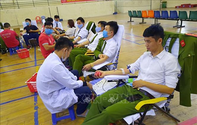 nhieu can bo, chien si cong an tham gia hien mau cuu nguoi hinh 1