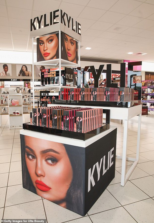 mac tranh cai, kylie jenner giu vung ngoi vi ty phu tu than tre nhat  hinh 2