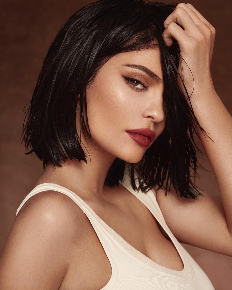 mac tranh cai, kylie jenner giu vung ngoi vi ty phu tu than tre nhat  hinh 3