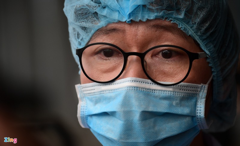 thanh hang: 'xuc dong khi nhieu chien si ngu ngoai troi chong dich' hinh 2