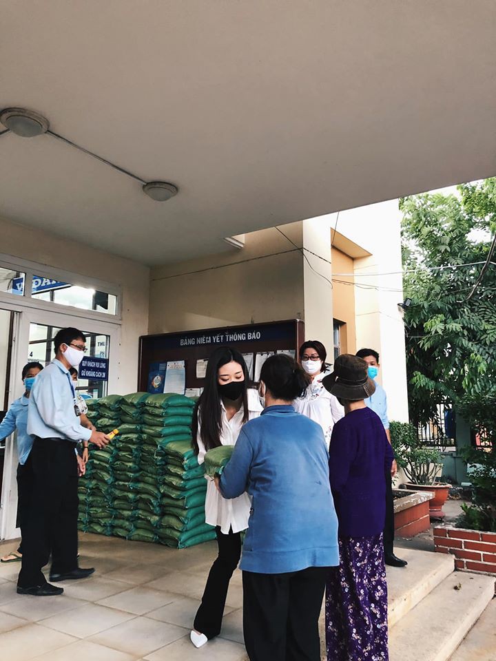 chuyen showbiz: ho ngoc ha thu nhan "muon duoc tu do" khi yeu kim ly hinh 3