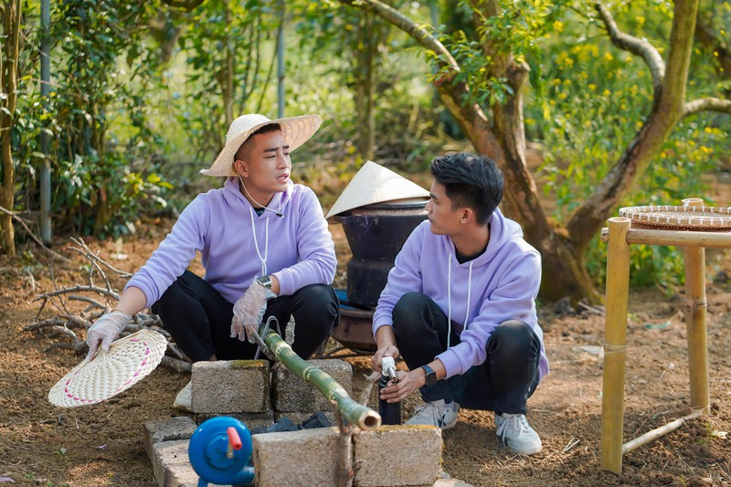 mac van khoa hon nhien het co khi bat ngo gap "hoa hau" bo sua hinh 3