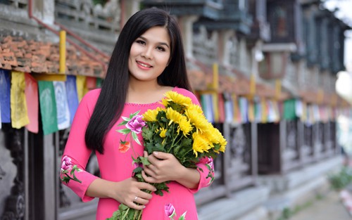 sao mai thu huyen gop tieng hat cung "toan dan chung tay chong dich"  hinh 1