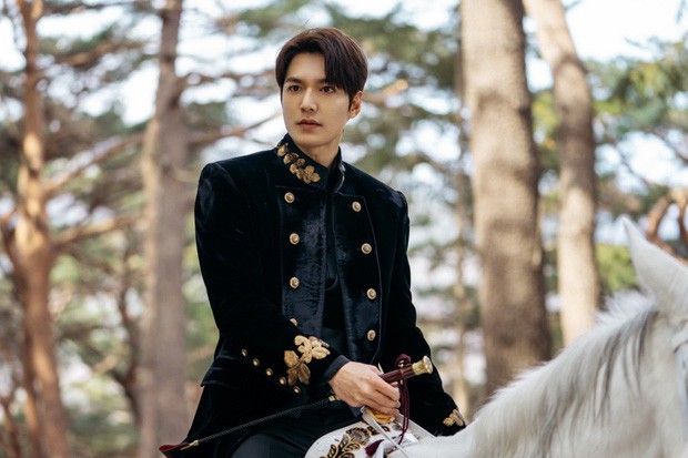 lee min ho khien fan "dung ngoi khong yen" voi loat anh quan vuong dien trai hinh 1