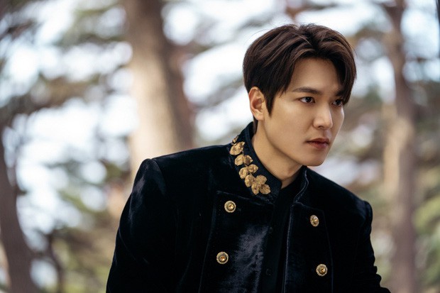lee min ho khien fan "dung ngoi khong yen" voi loat anh quan vuong dien trai hinh 3