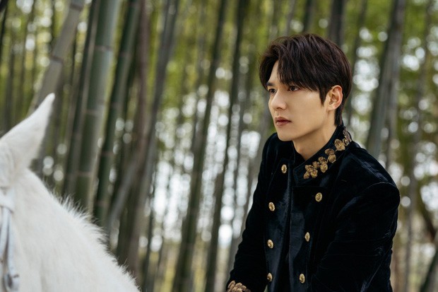 lee min ho khien fan "dung ngoi khong yen" voi loat anh quan vuong dien trai hinh 2