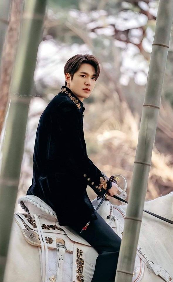 lee min ho khien fan "dung ngoi khong yen" voi loat anh quan vuong dien trai hinh 6