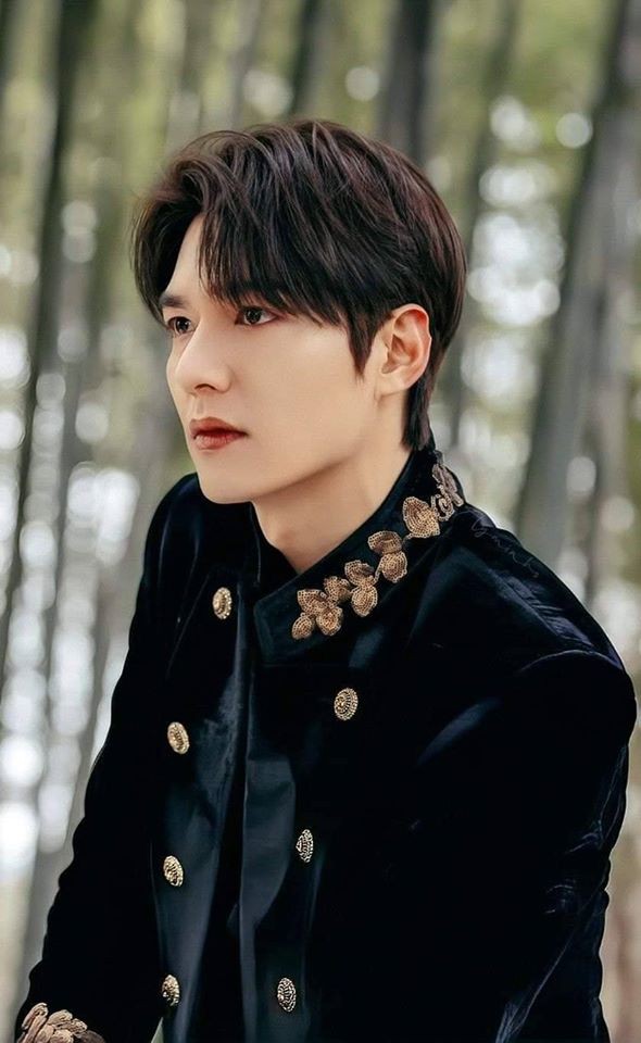 lee min ho khien fan "dung ngoi khong yen" voi loat anh quan vuong dien trai hinh 7