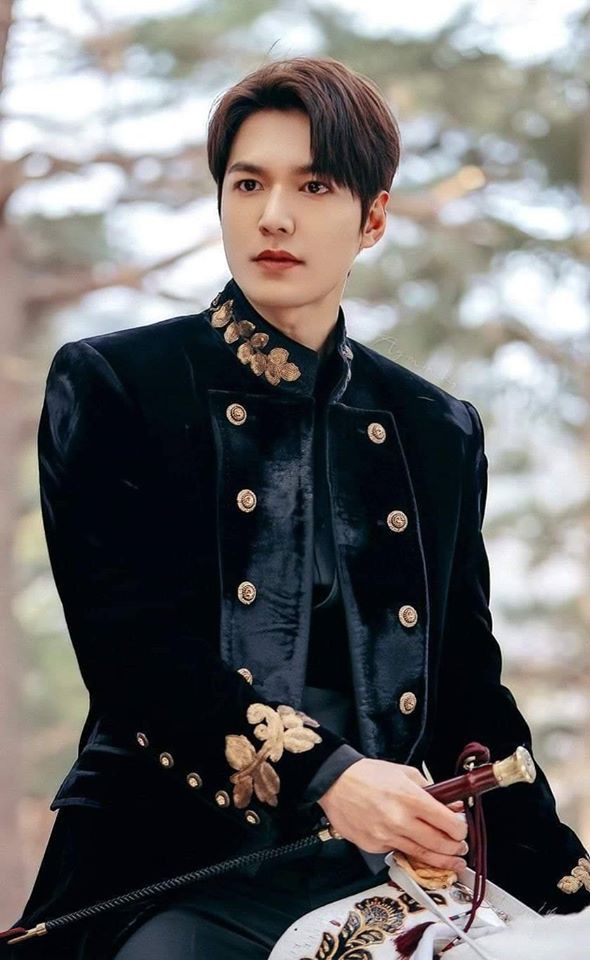 lee min ho khien fan "dung ngoi khong yen" voi loat anh quan vuong dien trai hinh 8