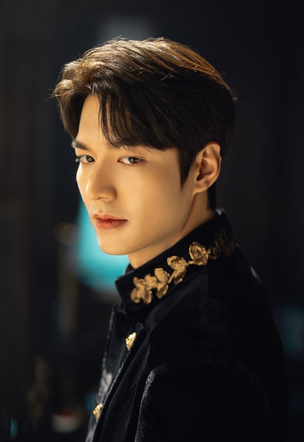 lee min ho khien fan "dung ngoi khong yen" voi loat anh quan vuong dien trai hinh 9