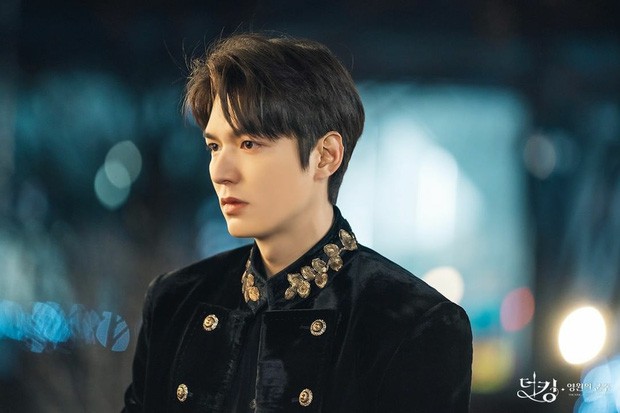 lee min ho khien fan "dung ngoi khong yen" voi loat anh quan vuong dien trai hinh 10