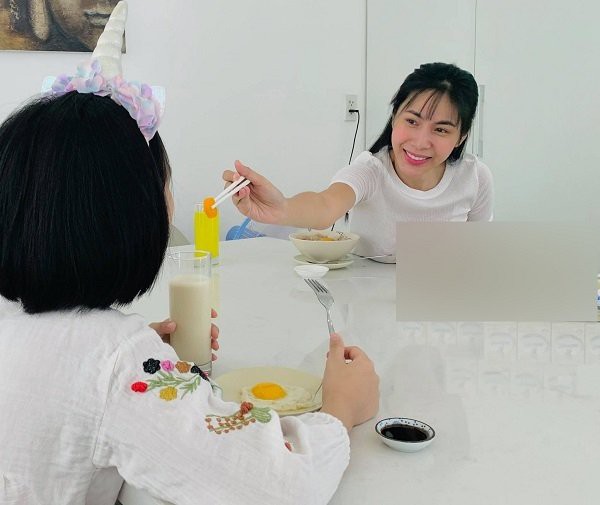 thu minh, thuy tien tro tai cat toc cho con tai nha mua dich hinh 3