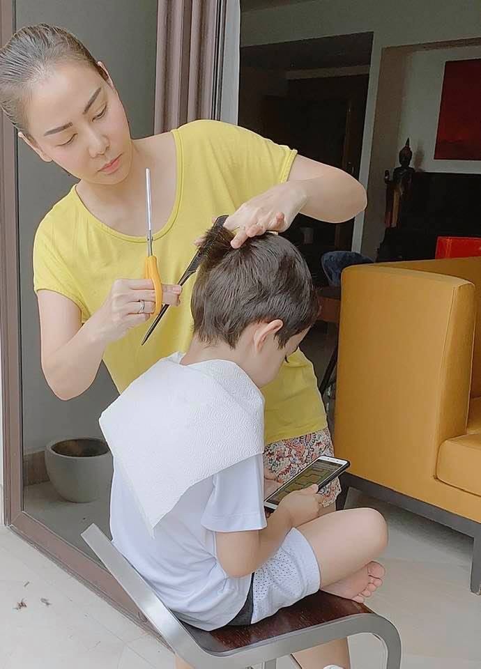 thu minh, thuy tien tro tai cat toc cho con tai nha mua dich hinh 1