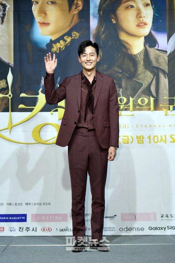 lee min ho va "tinh moi" kim go eun dien do doi, sanh buoc tai su kien  hinh 12