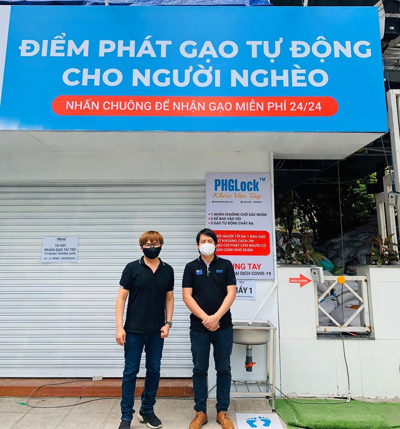 mc dai nghia lap dat 4 may atm gao o tp.hcm de ho tro nguoi ngheo hinh 2