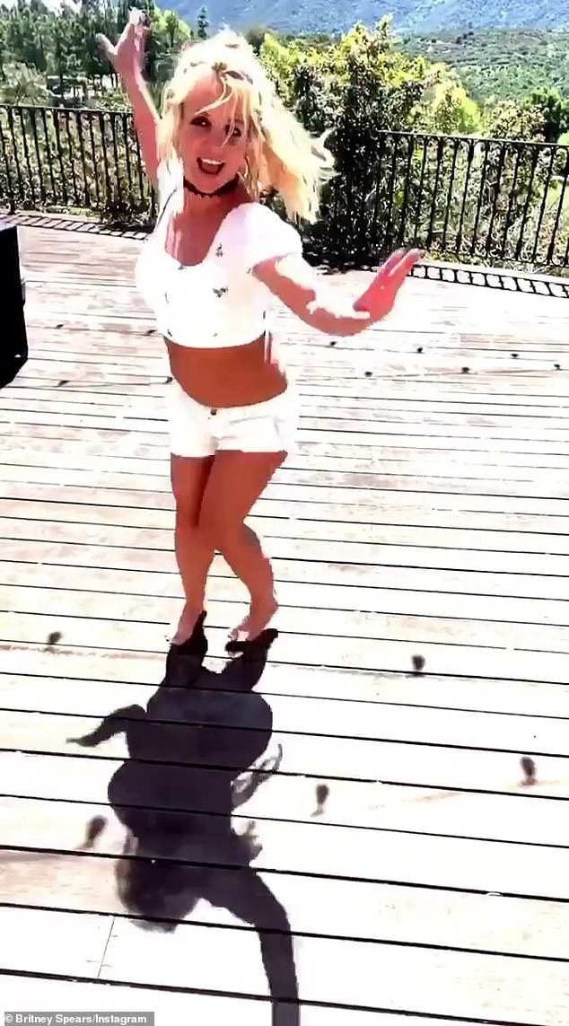 britney spears vo tu nhay mua va goi tinh cu la "thien tai" hinh 1