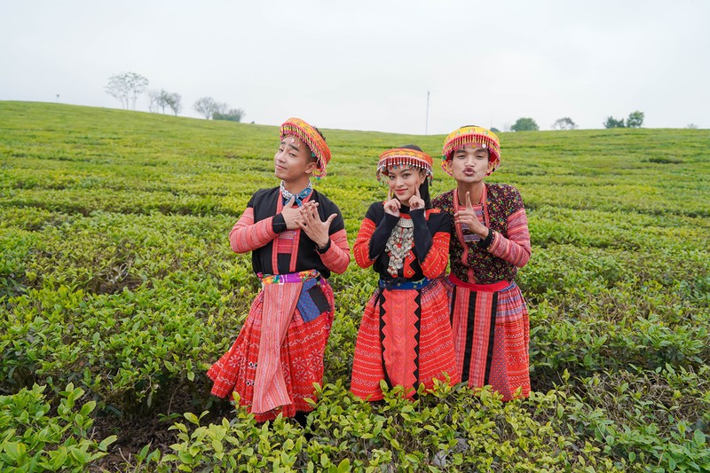mac van khoa dien vay xoe lam duyen, hat "de mi noi cho ma nghe" cuc hai hinh 1