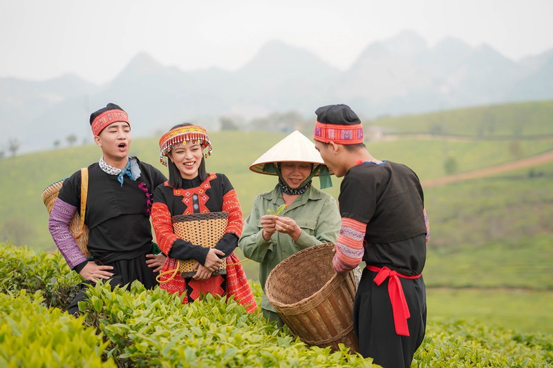mac van khoa dien vay xoe lam duyen, hat "de mi noi cho ma nghe" cuc hai hinh 2