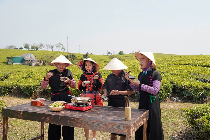 mac van khoa dien vay xoe lam duyen, hat "de mi noi cho ma nghe" cuc hai hinh 5