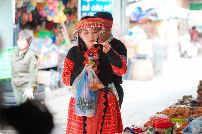 mac van khoa dien vay xoe lam duyen, hat "de mi noi cho ma nghe" cuc hai hinh 3