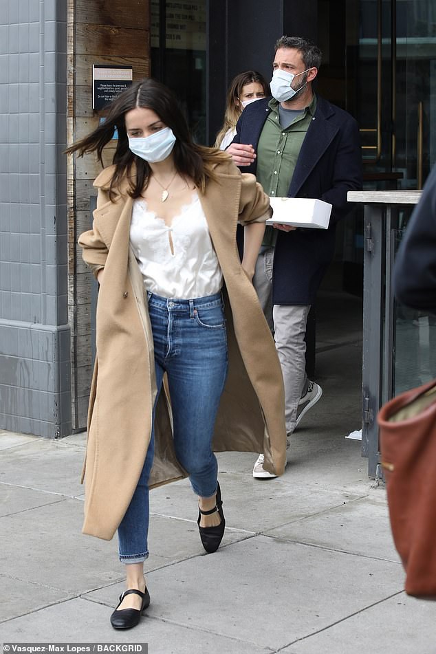 ben affleck va ban gai deo khau trang, tinh tu khi dao pho hinh 1