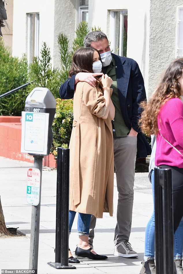 ben affleck va ban gai deo khau trang, tinh tu khi dao pho hinh 2