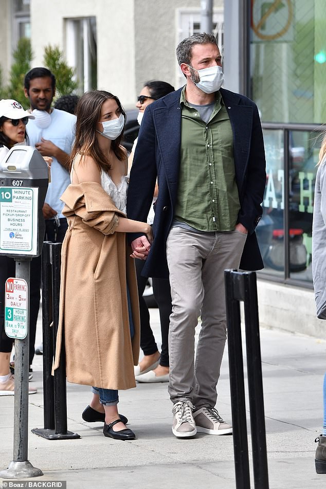 ben affleck va ban gai deo khau trang, tinh tu khi dao pho hinh 3