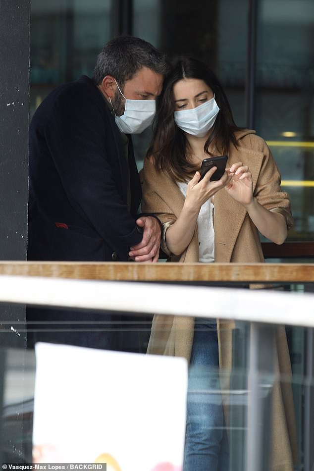 ben affleck va ban gai deo khau trang, tinh tu khi dao pho hinh 6