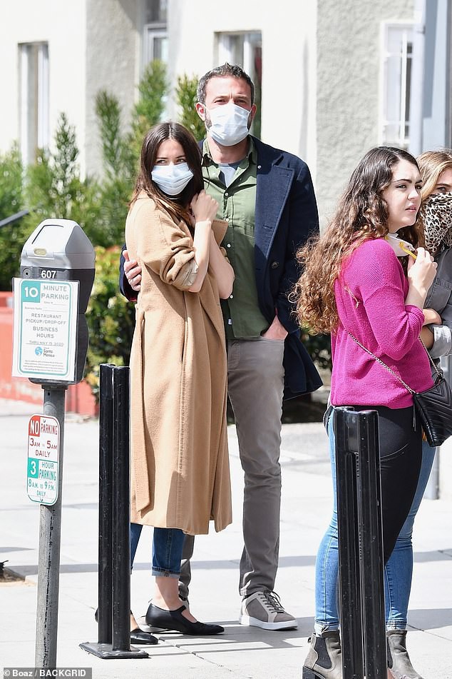 ben affleck va ban gai deo khau trang, tinh tu khi dao pho hinh 8