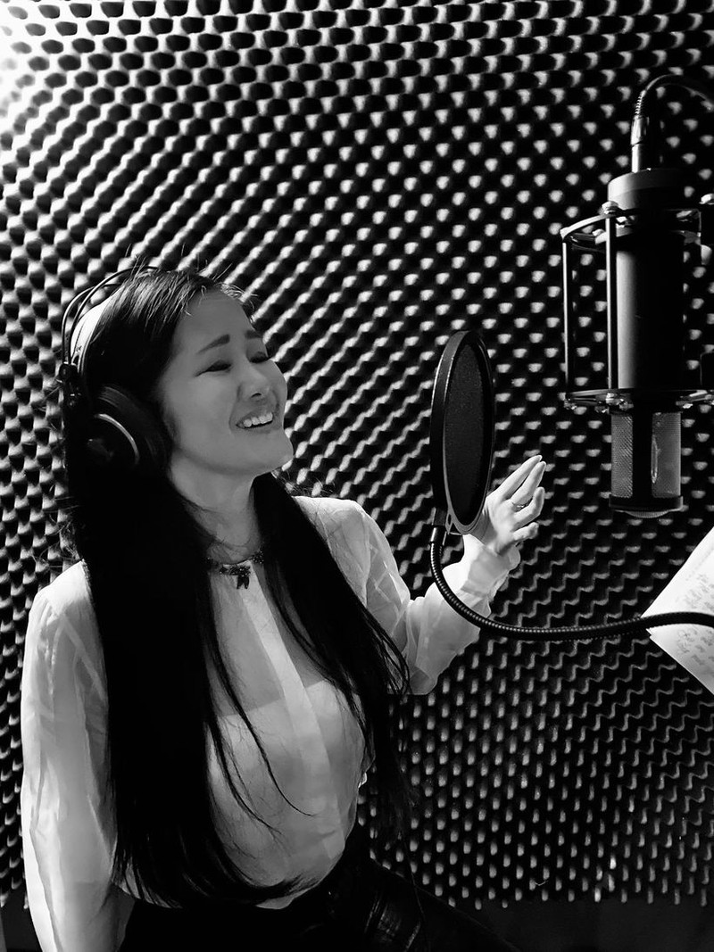 "bong" hong nhung ra mat ca khuc tu sang tac tri an y, bac si chong dich hinh 2
