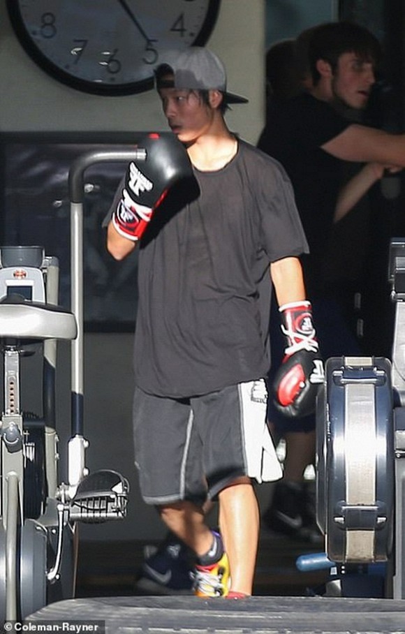 angelina jolie thue huan luyen vien huong dan boxing cho pax thien tai nha hinh 1