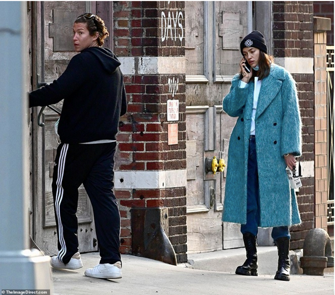 irina shayk dung khan che mieng khi dua con gai di dao dip cuoi tuan hinh 3