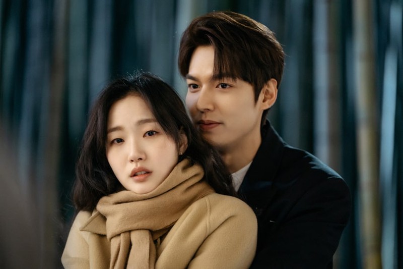 quan vuong bat diet: lee min ho cuoi bach ma don kim go eun vuot the gioi hinh 1