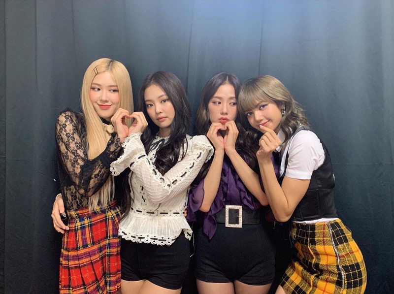 black pink, justin bieber tham gia san xuat khau trang chong dich hinh 1