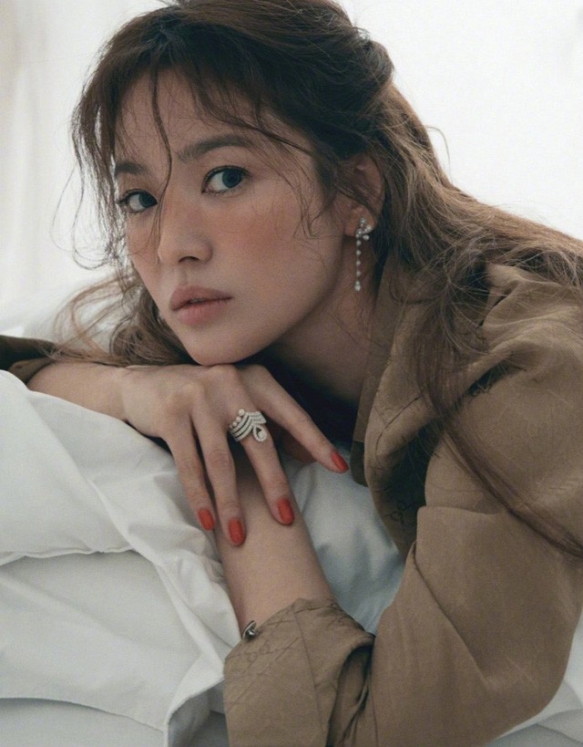 song hye kyo dep mo mang tren tap chi elle hau ly hon  hinh 2