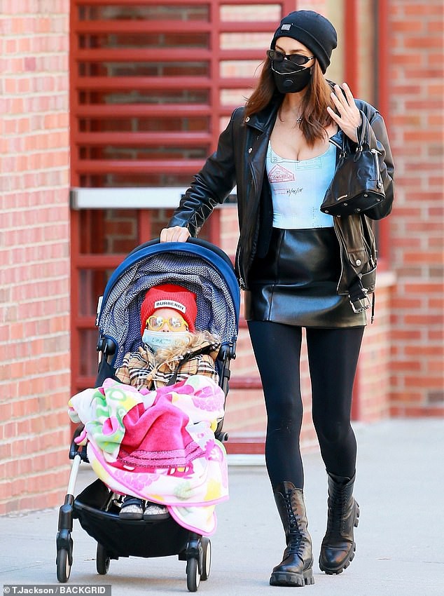 irina shayk mac do goi cam ra pho cung con gai cung hinh 2